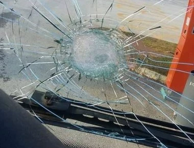 Μια τραυματίας από την επίθεση αναρχικών σε λεωφορείο για το συλλαλητήριο